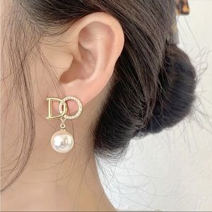 NEW women‘s Unique English Letter With Imitation Pearl Pendant Stud Earrings